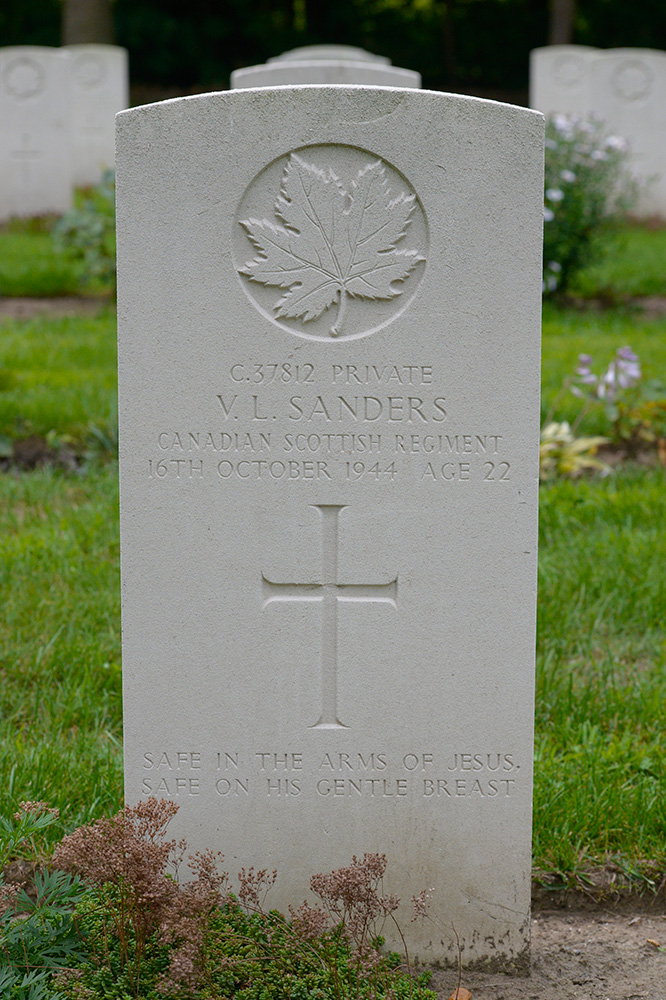 SANDERS, VICTOR LESLIE - Canadian Scottish Regiment, R.C.I.C.