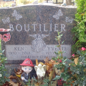 Grave maker Kenneth Boutilier